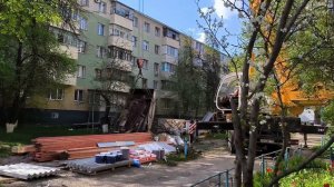 Кран 50 т поднимает контейнер с металлом,чуть не перевернулся.