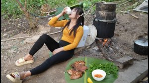 Как в Бинь производят белое вино из кукурузы и подают его с аппетитным мясом на гриле.