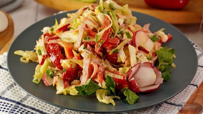 САЛАТ С РЕДИСКОЙ, ЯЙЦАМИ И ВЕТЧИНОЙ