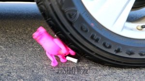 Aplastando Cosas Crujientes y Suaves con la Rueda de un Coche _ 02