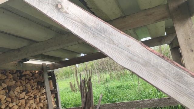 Заканчиваю дровяник.
