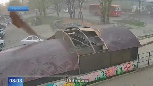 Стихия сносила крыши: появились кадры последствий урагана в Кировской области.