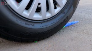 Aplastando Cosas Crujientes con el Coche _ Experimento_ Jeringas Vs Rueda de Coche!!