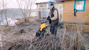 Сажу помидоры в теплицах.Стряпаю жучки на День рождения Андрея.Муз.поздравление... на мой стих.