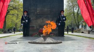 Участники «Движения первых» несут почетный караул у памятника «Воину-освободителю»