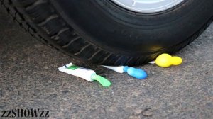 Aplastando Cosas Crujientes! Pájaros VS Rueda de Coche