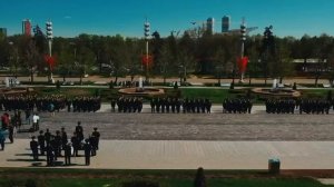 Знаменная группа, оркестр и чеканный шаг
