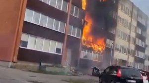 У прибалтийских тигров ЧП - горит жилой дом в Латвии. Полиция пачками задерживает очевидцев — с них