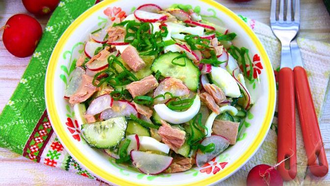 САЛАТ С РЕДИСОМ, ЯЙЦАМИ, ТУНЦОМ И ЗЕЛЕНЫМ ЛУКОМ