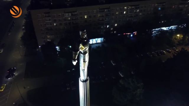 Чистая работа на высоте! В преддверии Дня космонавтики в Москве промыли памятник Юрию Гагарину. смотреть онлайн