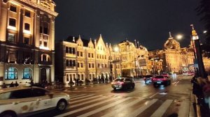 Автотранспорт и зелень рядом с набережной Шанхая👍