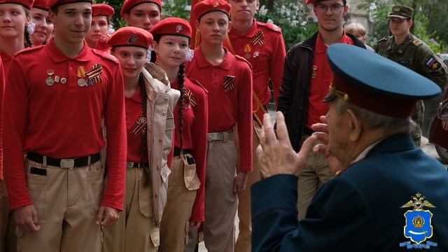 В Астрахани правоохранители и юнармейцы вышли на «Парад у дома ветерана» смотреть онлайн