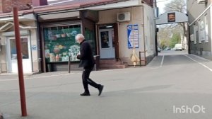 Утро в центре Ейска+18☀️ Стайкой бегут за хозяйкой. Цена на Клубнику.