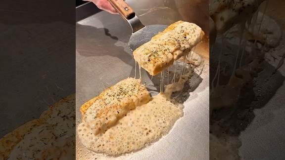 Омлет, завернутый в рулет, с расплавленным сыром 🥚🧀