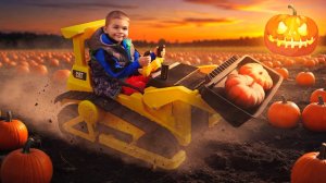 Дима на огромном бульдозере собирает горы тыкв!