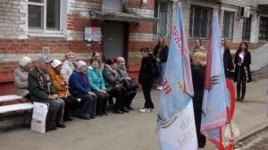 Праздничные концерты во дворах ветеранов в Хабаровске прошли с участием сотрудников МЧС России