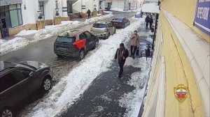 Московские полицейские вернули жительнице столицы бриллиантовое колье, похищенное у неё аферистом