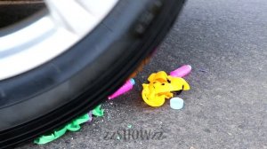 Aplastando Cosas Crujientes y Suaves! Aerosoles de Nieve VS Rueda de Coche