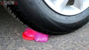 Experimento_ Aplastando Cosas Crujientes y Suaves! Globos VS Rueda de Coche