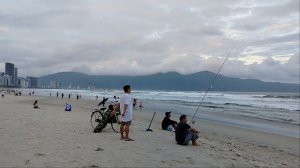 По вечерам все сидят на море!