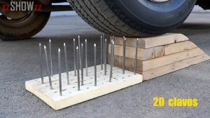 Aplastando Cosas Crujientes con el Coche _ Experimento_ Rueda de Coche VS Clavos