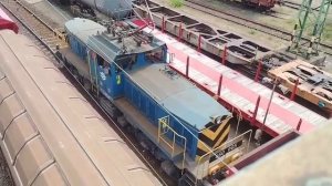 Маневровый электровоз 460 005 следует с полувагонами