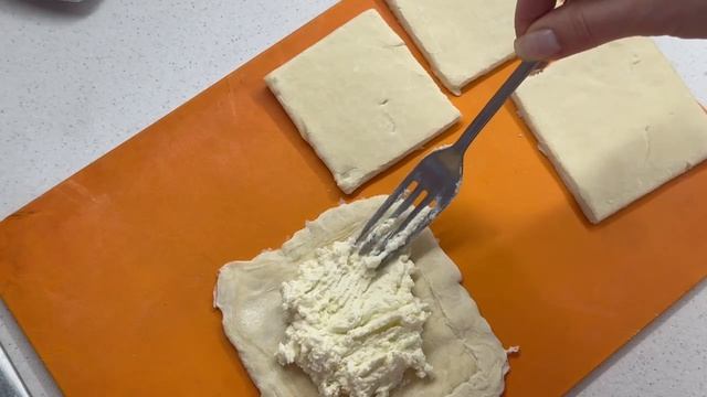 Слойки с творогом и яблоками