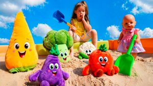 Майя и кукла Лина сажают огород! 🥕 Полезная еда для пупса 🌱👶