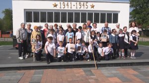 Поклониться подвигу: праздничный митинг у мемориала в микрорайоне Городок собрал жителей округа