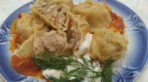 Фигурные пельмени, тушенные на овощах