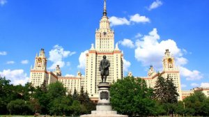 Московскому государственному университету присвоено имя Михаила Ломоносова.