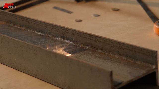 Лазерный станок чистит металл от сильного загрязнения смотреть онлайн