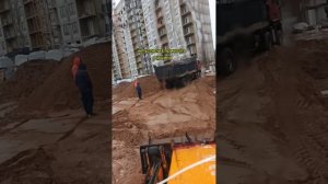 всем Бобра,😁Сегодня дождливая😑 ,соная погодка . занимаемся стройкой песок гравий подсыпка😏 #яросл