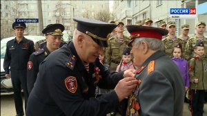 Сотрудники Росвардии Коми накануне 9 мая поздравили своего ветерана Вячеслава Алексеевича Истомина