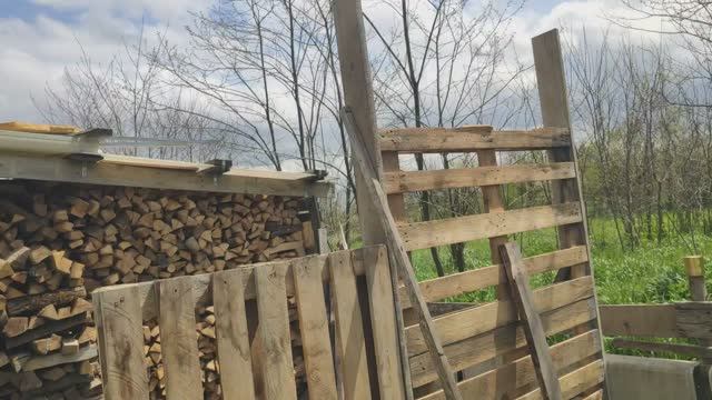 Дровяник своими руками из подручных материалов.