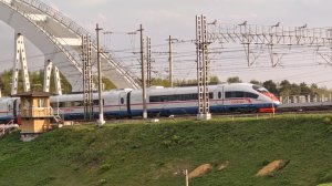Поезда проезжают мост ОКТ
