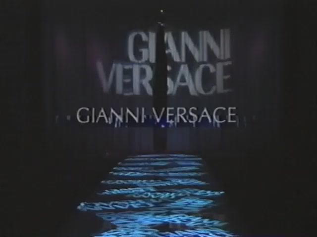 Показ женской коллекции Gianni Versace осень-зима 1996-1997. Часть 1.