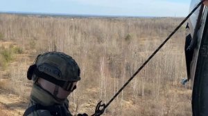 Военнослужащие и сотрудники Северо-Западного округа Росгвардии провели беспарашютное десантирование