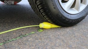 Aplastando Cosas Crujientes y Suaves! Jabón VS Rueda de Coche