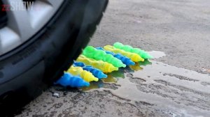 Aplastando Cosas Crujientes con el Coche _ Experimento_ Sandías y Bengalas VS Rueda de Coche