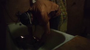 Вырезали проход в чугунной ванне