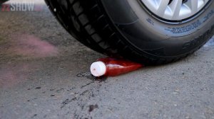 Aplastando Cosas Crujientes con el Coche _ Experimento_ Frutas VS Rueda de Coche - ASMR