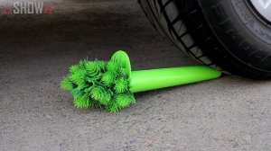 Aplastando Cosas Crujientes con el Coche _ Experimento_ Agua de Colores VS Rueda de Coche