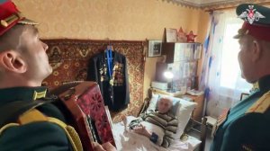 Военнослужащие поздравили ветеранов