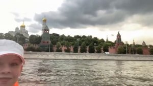 НА ЛОДКЕ К КРЕМЛЮ.