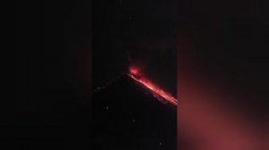 Молнии и лава: в Гватемале вулкан Фуэго извергался прямо в грозовую ночь.

Кадры, снятые 6 мая 2026