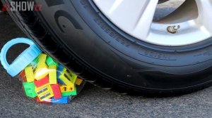 Aplastando Cosas Crujientes con el Coche _ Experimento_ Cuchillos VS Rueda de Coche _ zzSHOWzz
