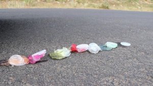 Aplastando Cosas Crujientes y Suaves con la Rueda de un Coche _ 03