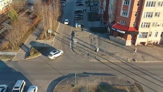 Авто проезжающие возле нашего дома