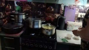 салат: селёдочка со свеклой, пюре картофельное. покрасила веранду водоэмульсионной краской, цвет фук